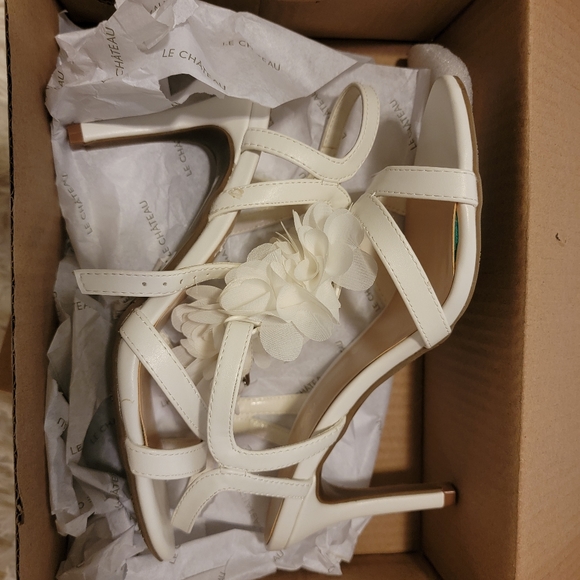 Le Chateau White Flower Heels - Picture 4 of 5